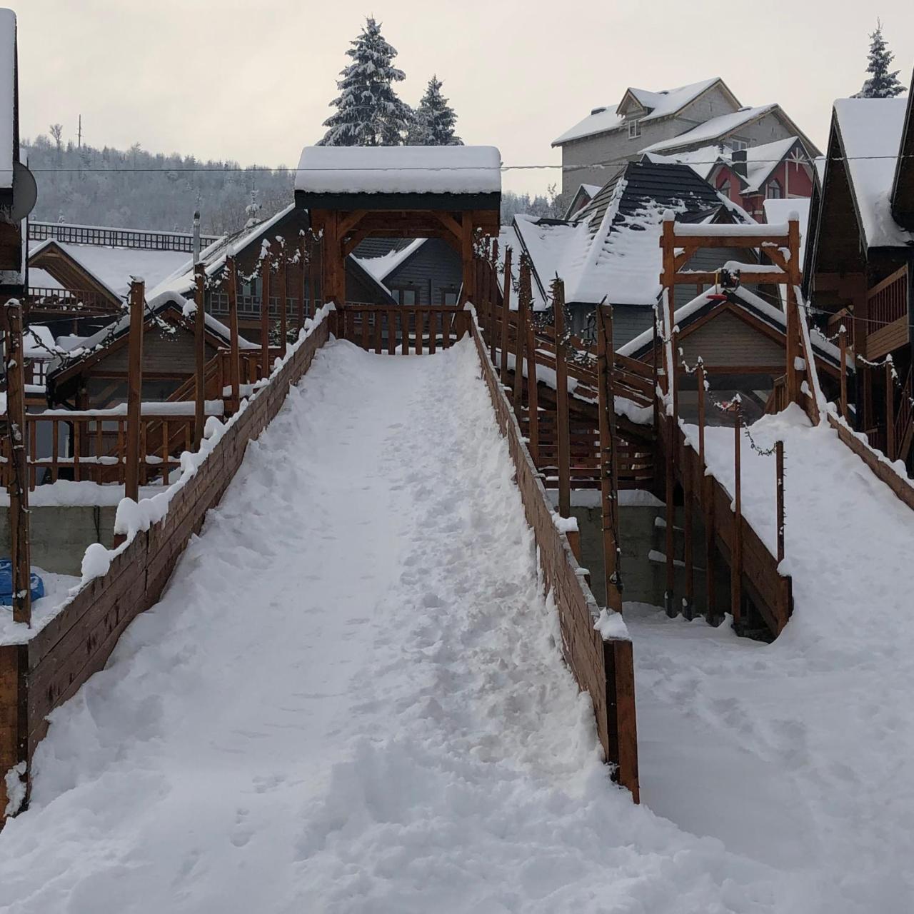 Family Hotel Kaskad Bukovel Esterno foto