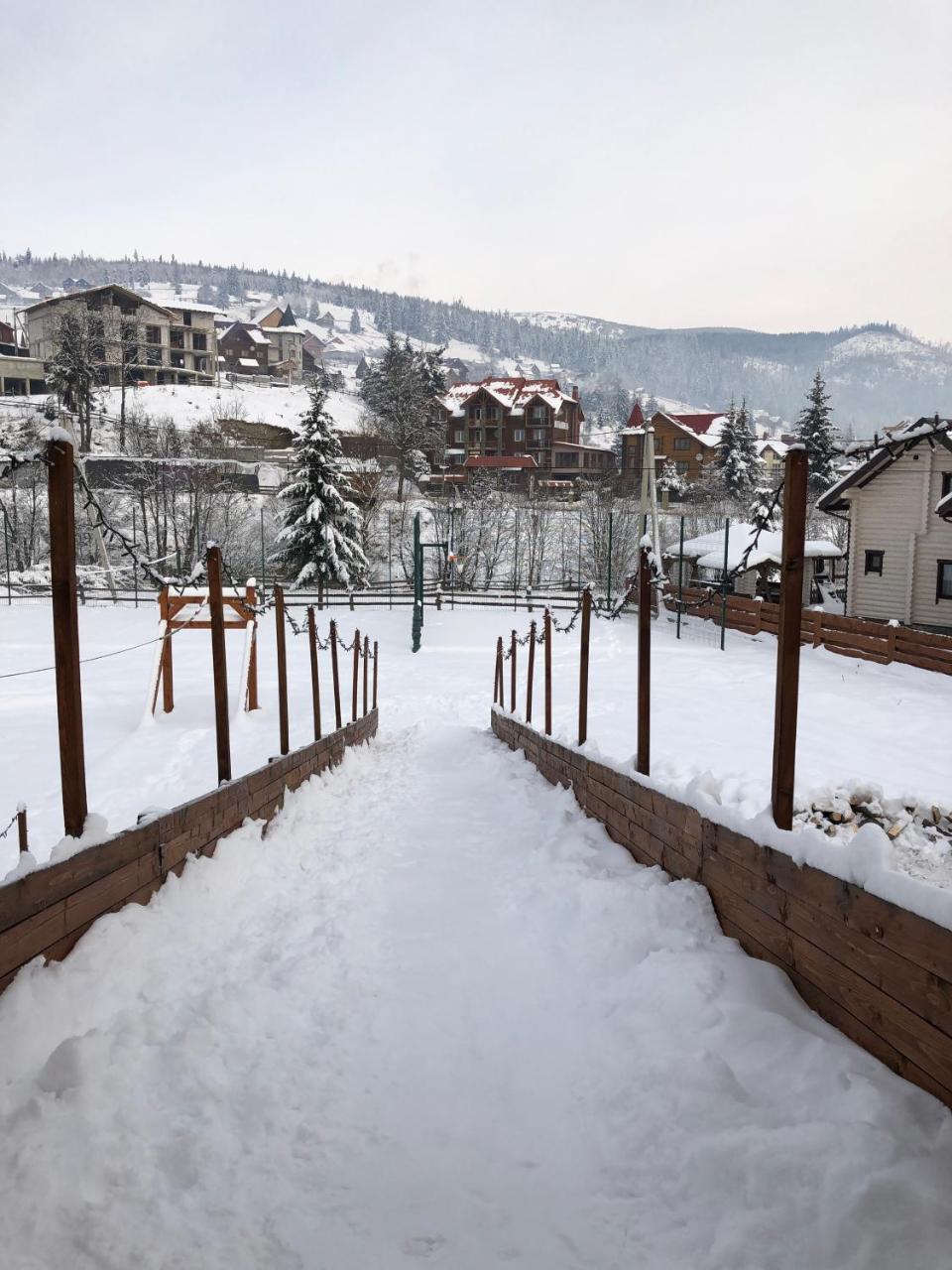 Family Hotel Kaskad Bukovel Esterno foto
